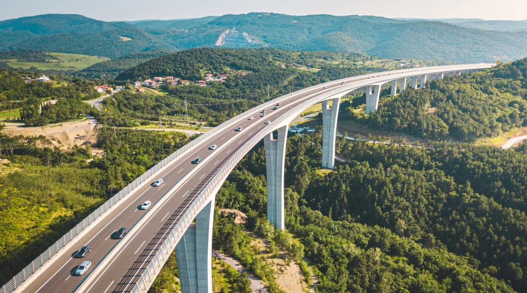 宇通純電動(dòng)高速掃路車批量交付天津，助力綠色養(yǎng)護(hù)升級(jí)！