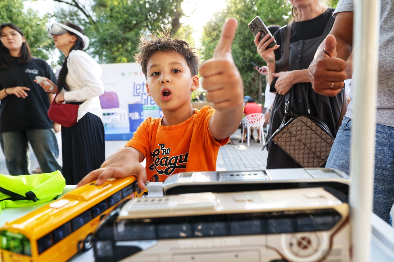 綠色點亮阿拉木圖 宇通攜手中國駐阿拉木圖總領(lǐng)事館共啟低碳出行新篇章 綠色點亮阿拉木圖 宇通攜手中國駐阿拉木圖總領(lǐng)事館共啟低碳出行新篇章