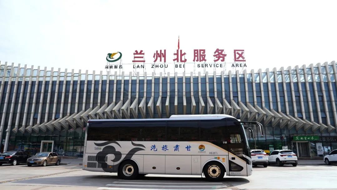 國(guó)風(fēng)車奔赴絲綢路！宇通攜手甘肅旅汽打造西北高端游